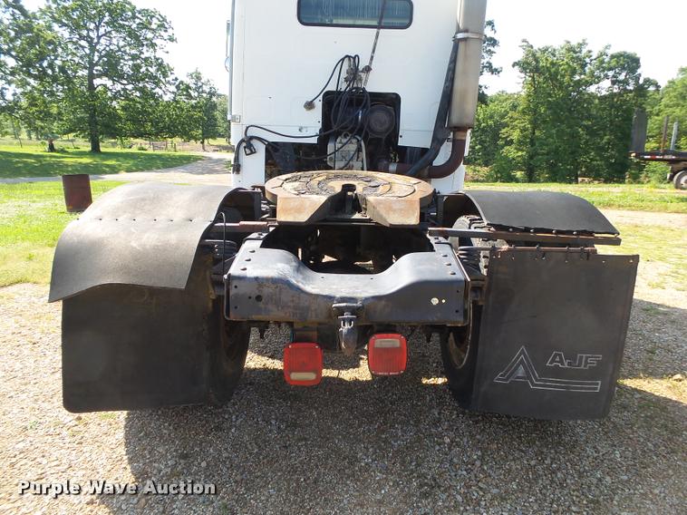 image for item DA2733 1989 Ford 900 semi truck