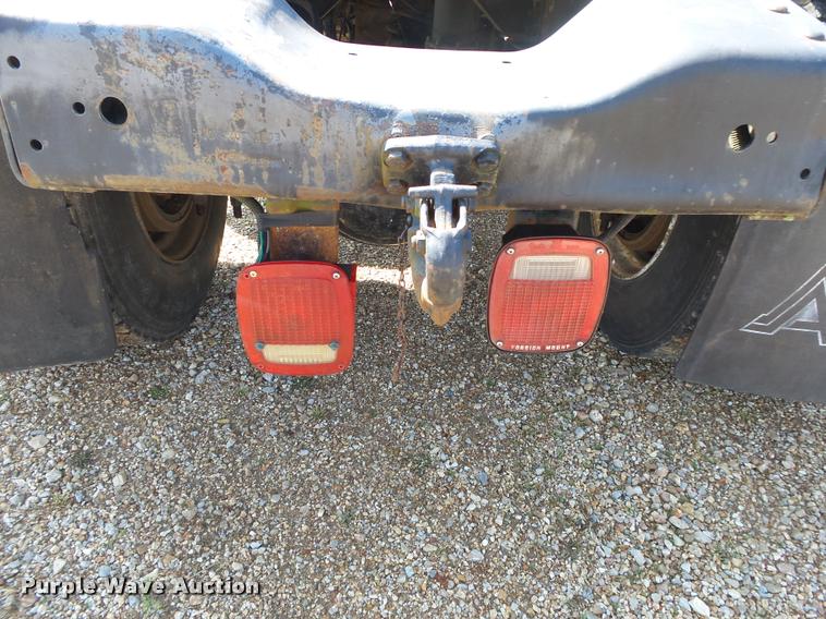 image for item DA2733 1989 Ford 900 semi truck