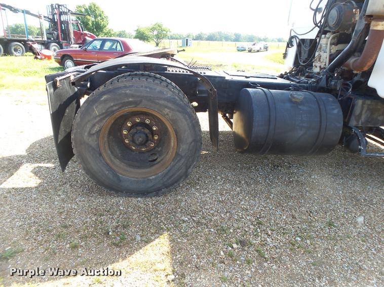 image for item DA2733 1989 Ford 900 semi truck