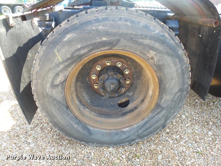 image for item DA2733 1989 Ford 900 semi truck