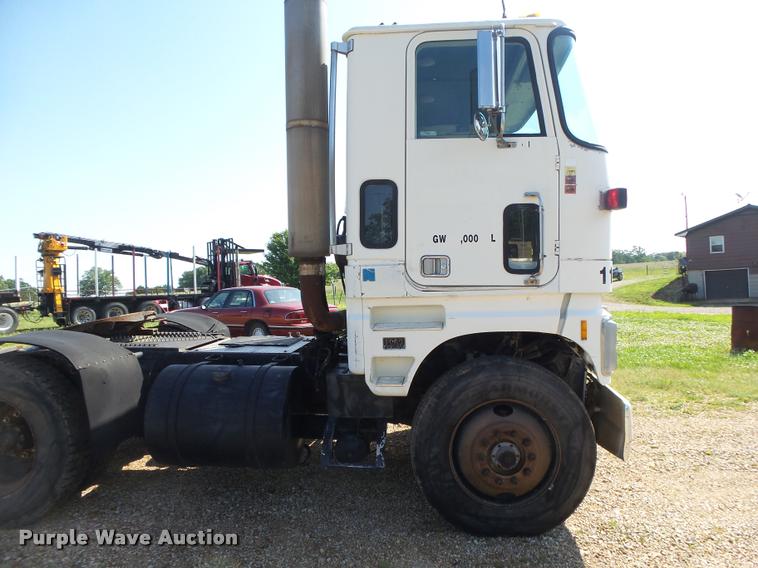 image for item DA2733 1989 Ford 900 semi truck
