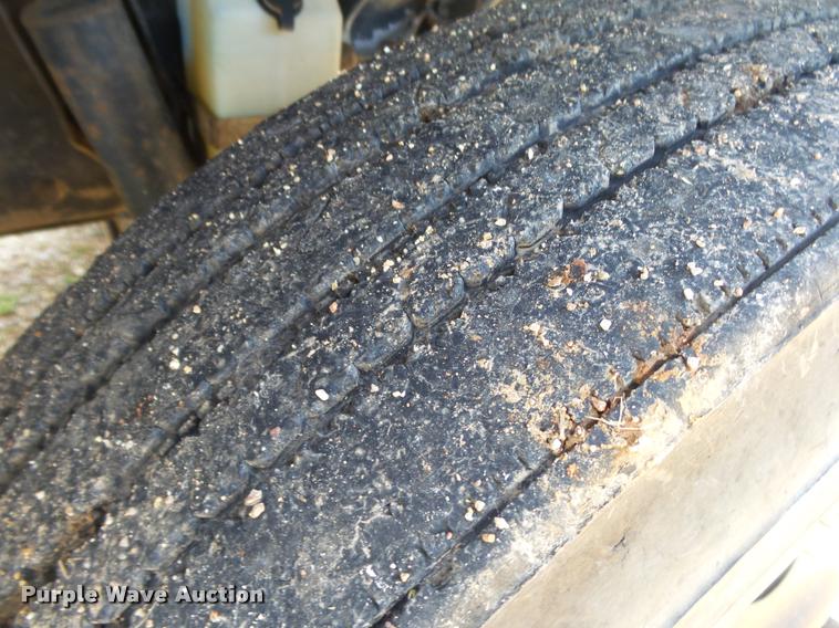 image for item DA2733 1989 Ford 900 semi truck