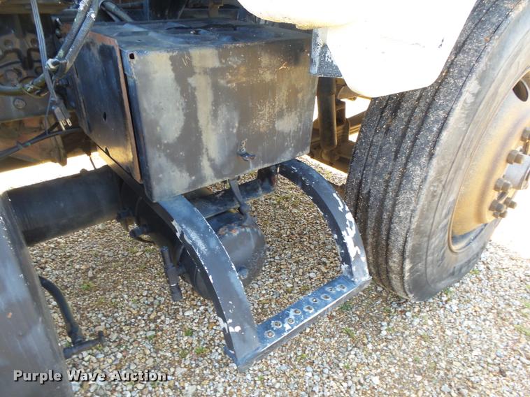 image for item DA2733 1989 Ford 900 semi truck