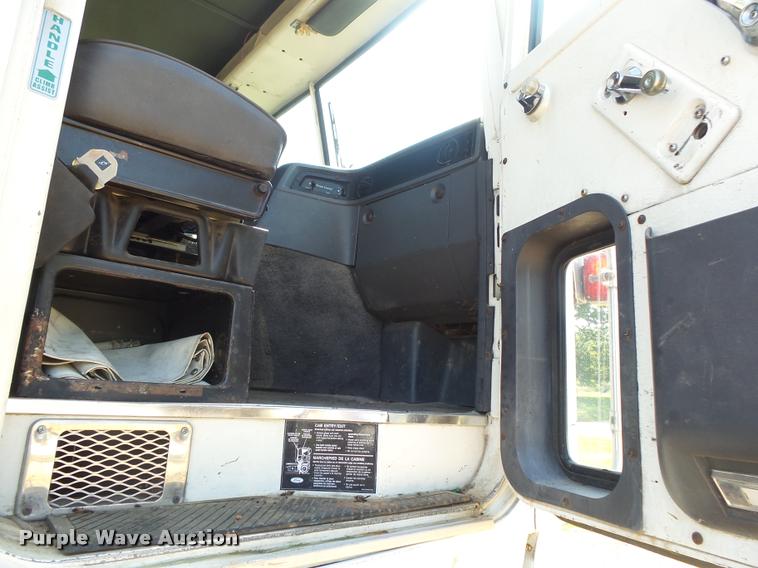 image for item DA2733 1989 Ford 900 semi truck