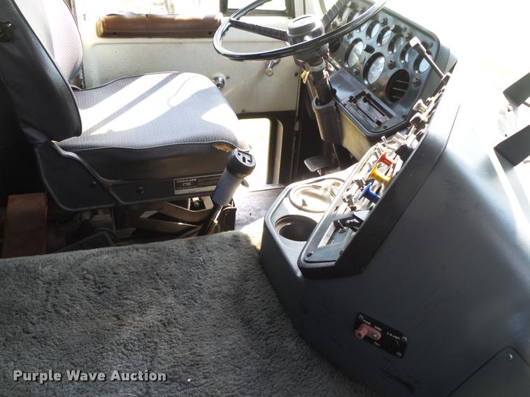 image for item DA2733 1989 Ford 900 semi truck