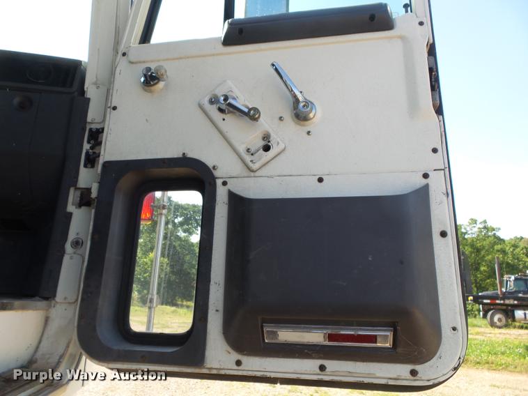 image for item DA2733 1989 Ford 900 semi truck