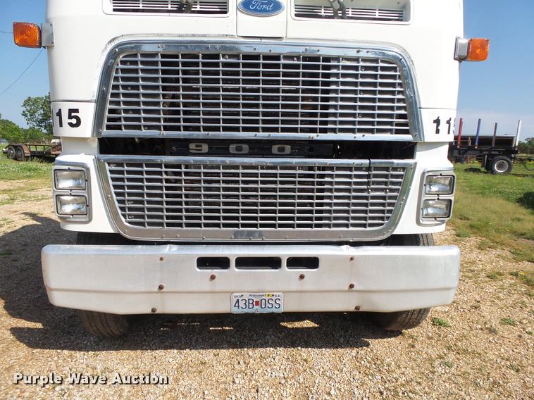 image for item DA2733 1989 Ford 900 semi truck