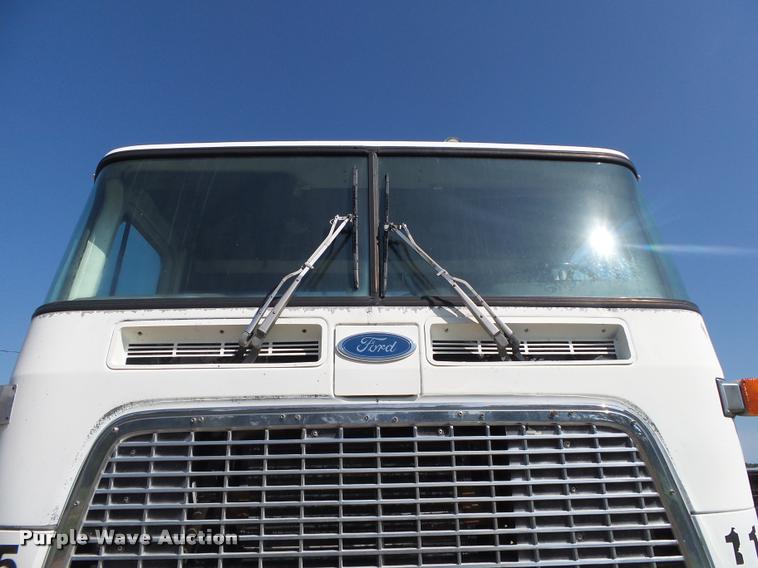 image for item DA2733 1989 Ford 900 semi truck
