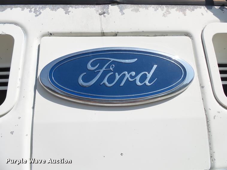 image for item DA2733 1989 Ford 900 semi truck