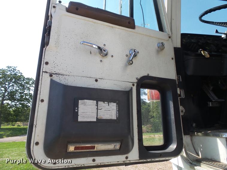 image for item DA2733 1989 Ford 900 semi truck