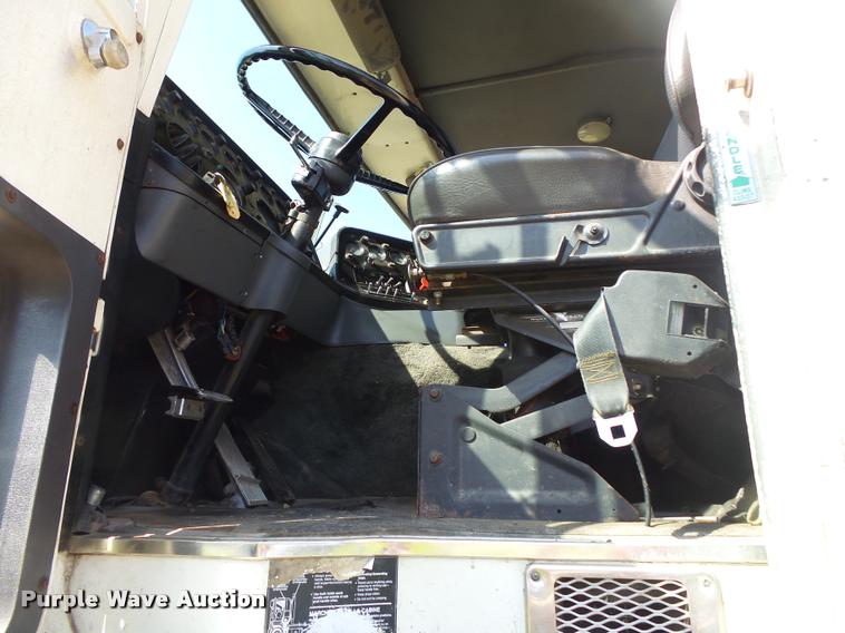 image for item DA2733 1989 Ford 900 semi truck