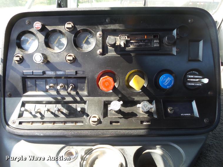 image for item DA2733 1989 Ford 900 semi truck