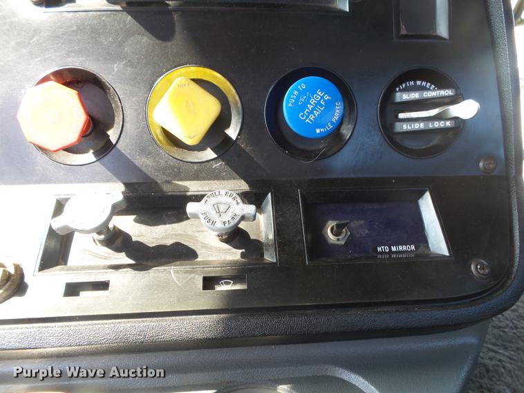 image for item DA2733 1989 Ford 900 semi truck