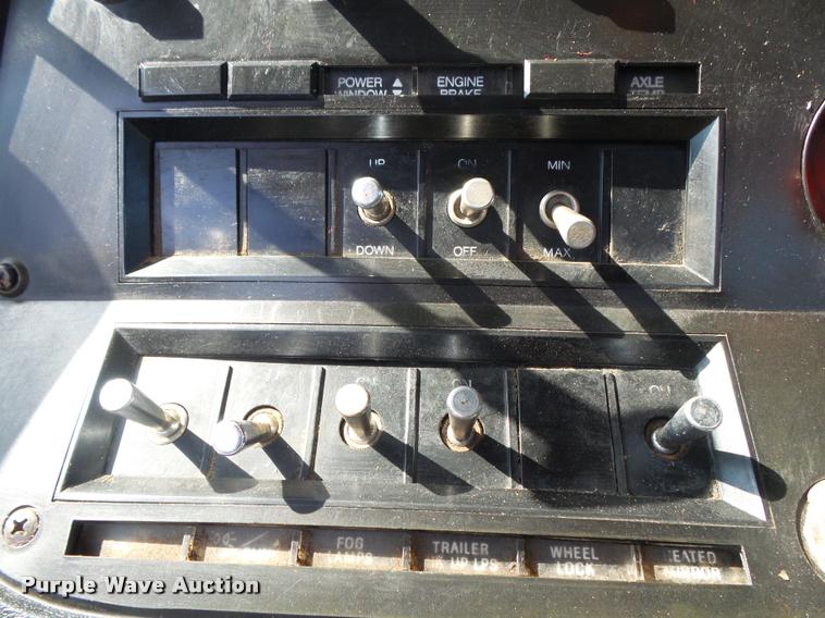 image for item DA2733 1989 Ford 900 semi truck