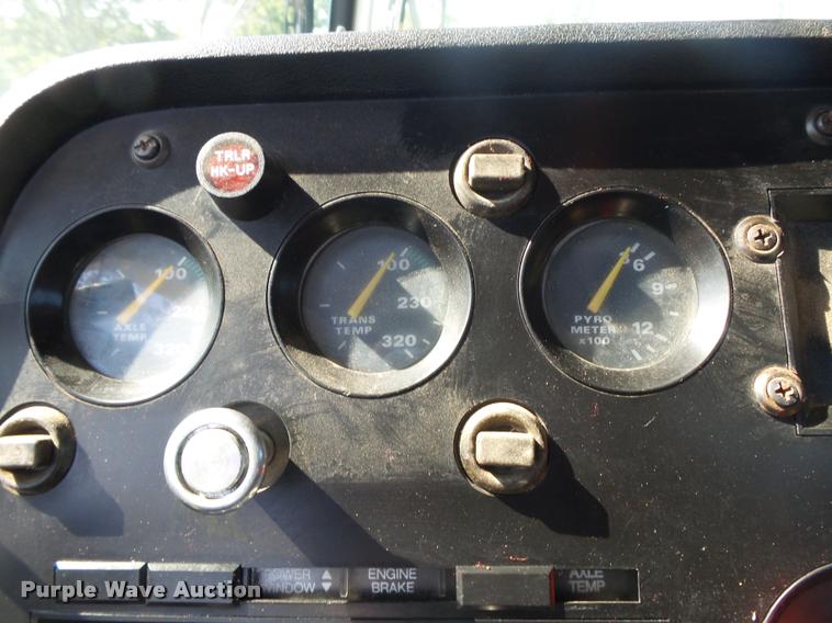 image for item DA2733 1989 Ford 900 semi truck