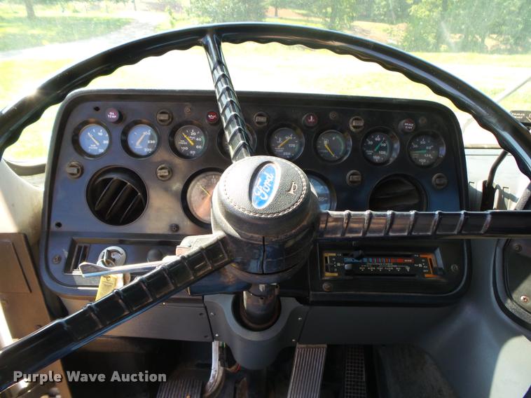 image for item DA2733 1989 Ford 900 semi truck