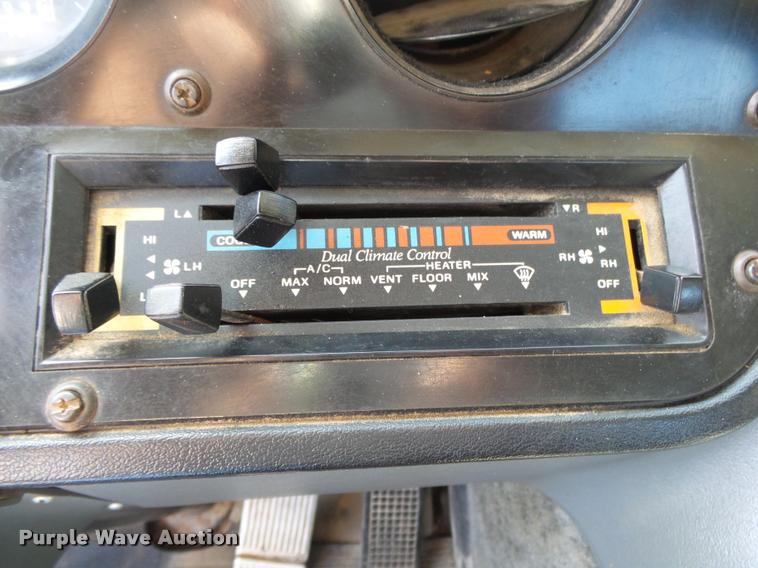 image for item DA2733 1989 Ford 900 semi truck