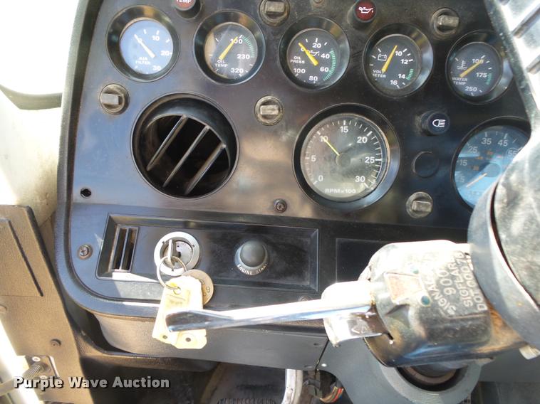 image for item DA2733 1989 Ford 900 semi truck