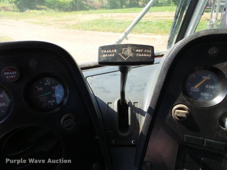 image for item DA2733 1989 Ford 900 semi truck