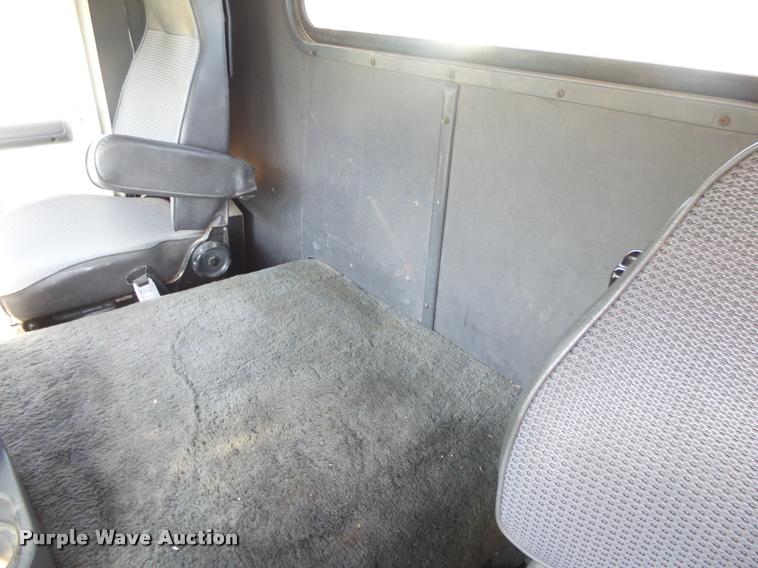 image for item DA2733 1989 Ford 900 semi truck