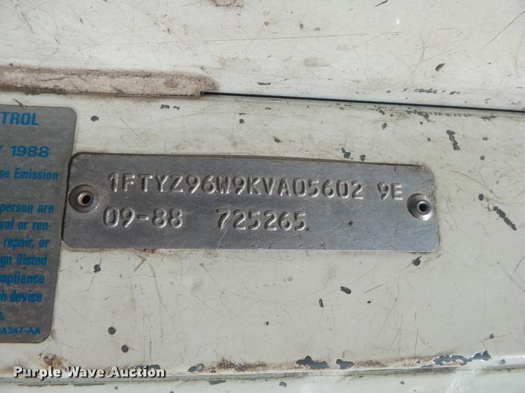 image for item DA2733 1989 Ford 900 semi truck