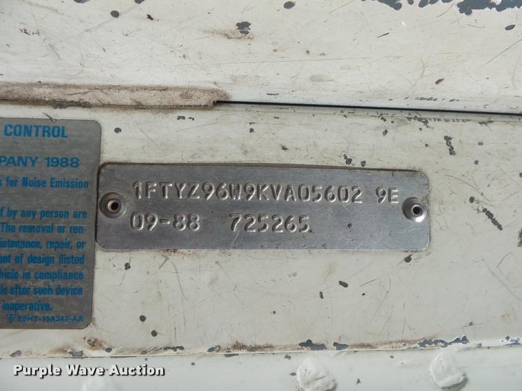 image for item DA2733 1989 Ford 900 semi truck