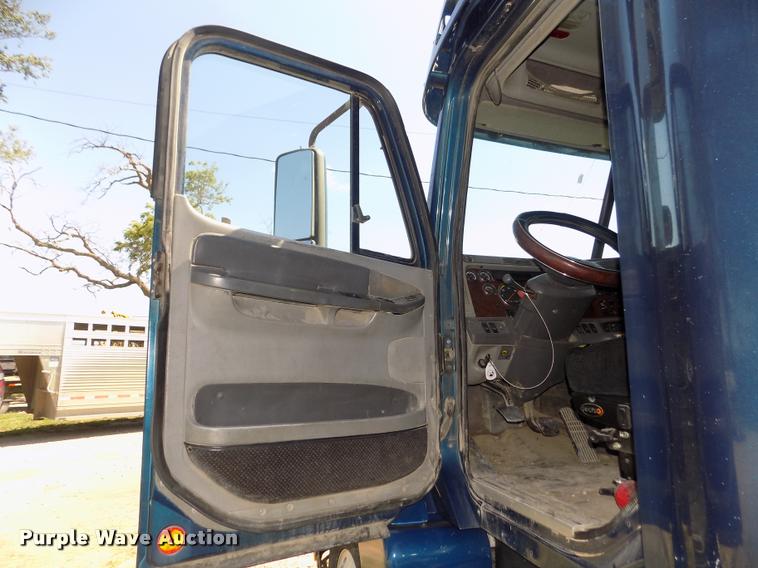 image for item DA3020 1998 Freightliner Century Class semi truck