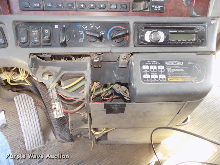 image for item DA3020 1998 Freightliner Century Class semi truck