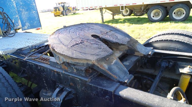 image for item DA6182 1984 Peterbilt 359 semi truck