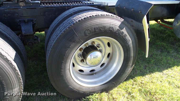 image for item DA6182 1984 Peterbilt 359 semi truck