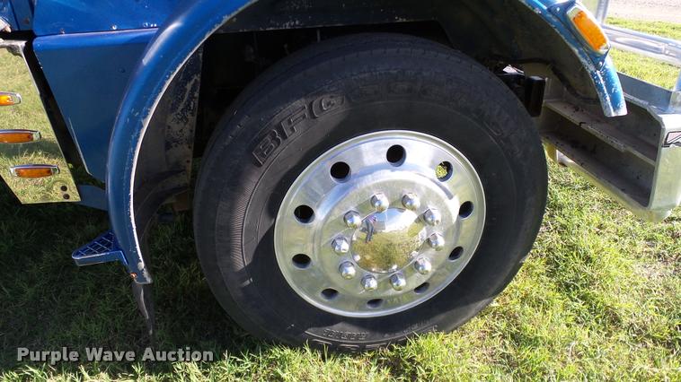 image for item DA6182 1984 Peterbilt 359 semi truck