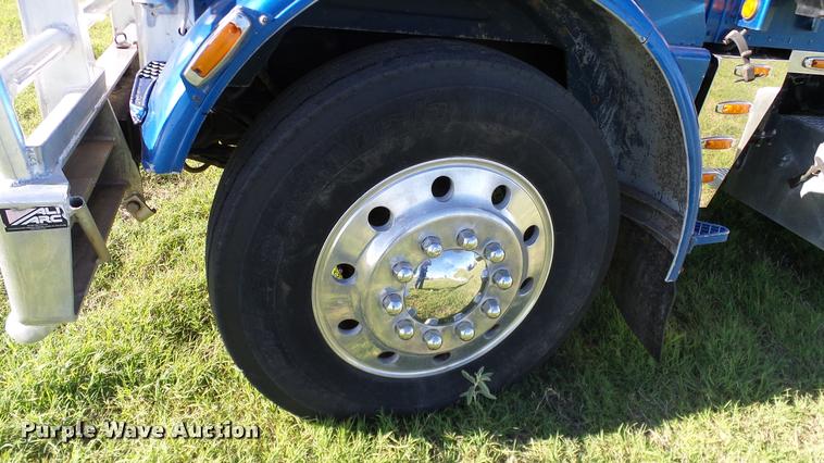 image for item DA6182 1984 Peterbilt 359 semi truck