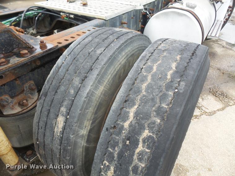 image for item DA6343 1998 Ford AT9513 Aeromax 113 semi truck