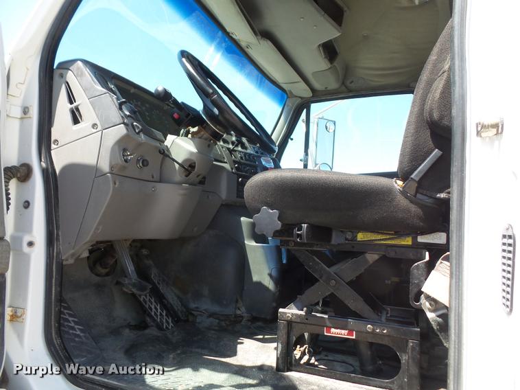 image for item DA6348 1998 Ford AT9513 Aeromax 113 semi truck