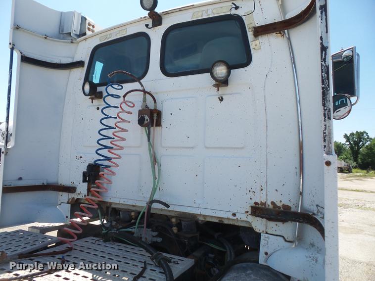 image for item DA6348 1998 Ford AT9513 Aeromax 113 semi truck