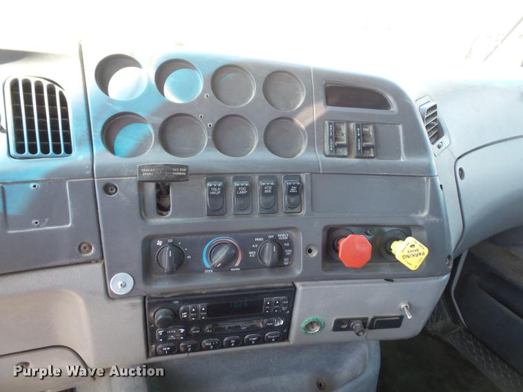 image for item DA6406 1998 Ford AT9513 Aeromax 113 semi truck