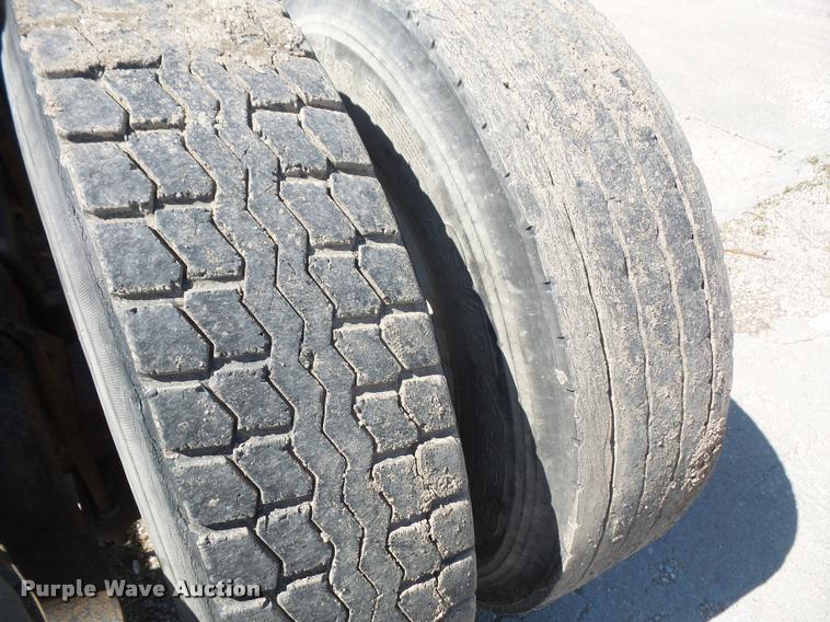 image for item DA6406 1998 Ford AT9513 Aeromax 113 semi truck