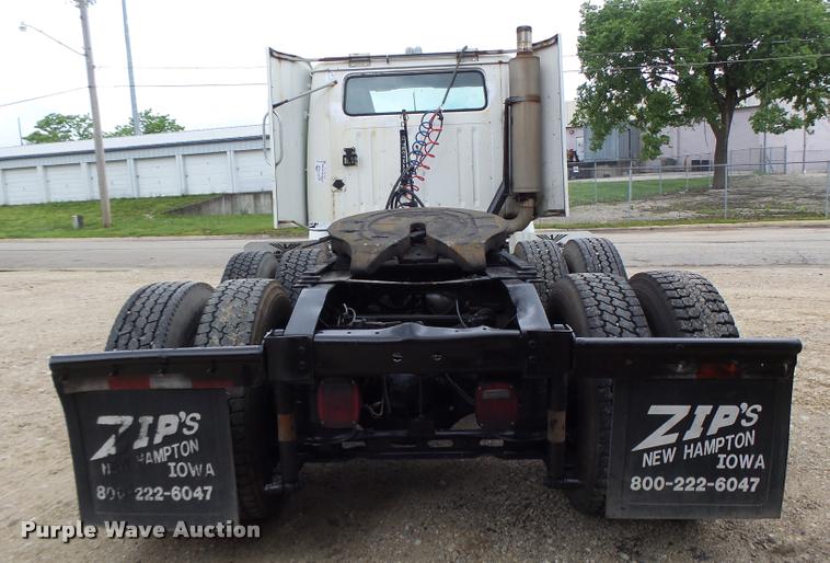 image for item DB1333 1995 International 8200 semi truck