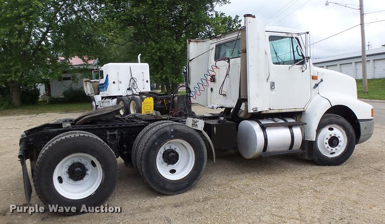 image for item DB1333 1995 International 8200 semi truck
