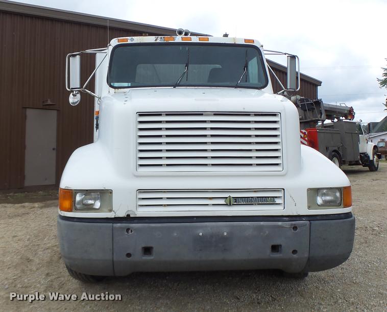 image for item DB1333 1995 International 8200 semi truck
