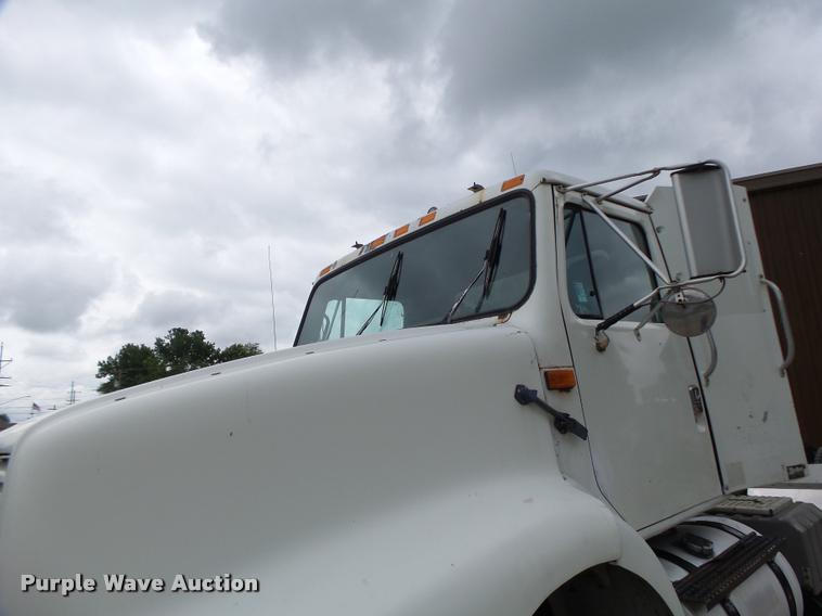 image for item DB1333 1995 International 8200 semi truck