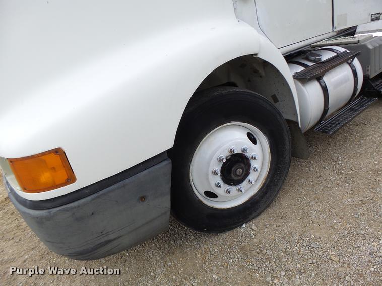 image for item DB1333 1995 International 8200 semi truck