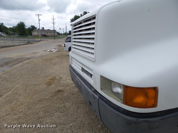 image for item DB1333 1995 International 8200 semi truck