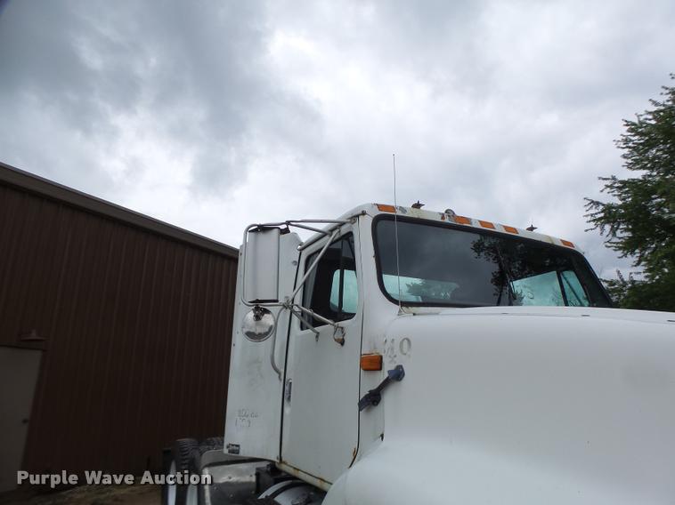 image for item DB1333 1995 International 8200 semi truck