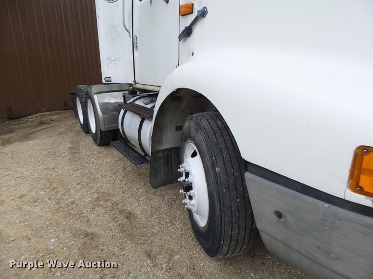 image for item DB1333 1995 International 8200 semi truck