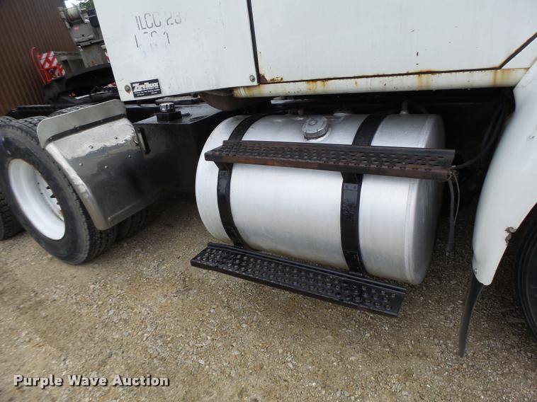 image for item DB1333 1995 International 8200 semi truck