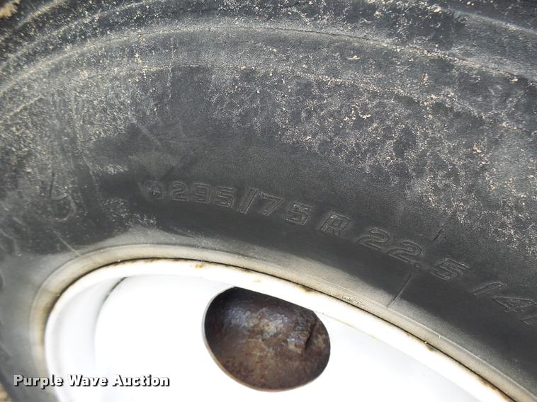 image for item DB1333 1995 International 8200 semi truck