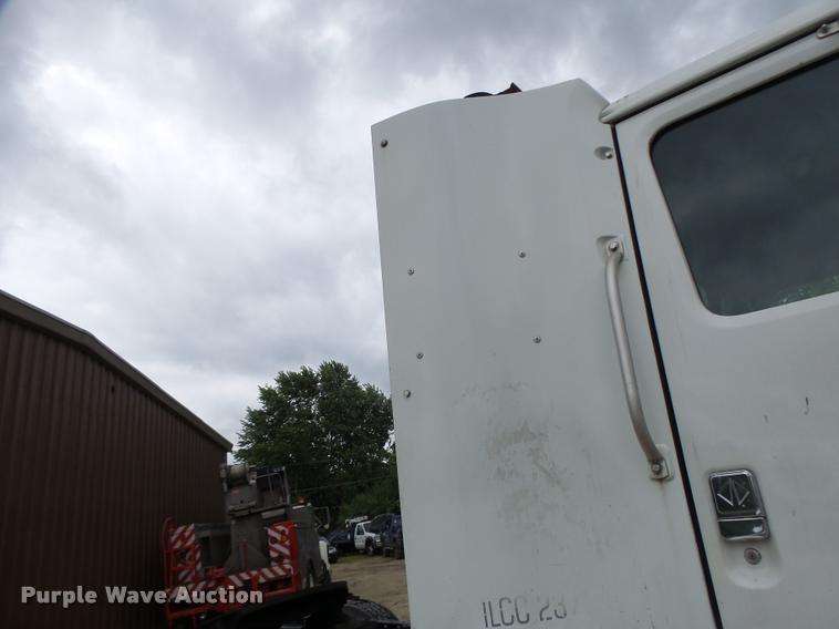 image for item DB1333 1995 International 8200 semi truck