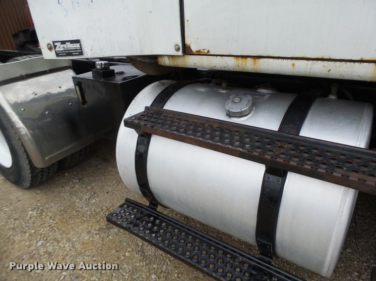 image for item DB1333 1995 International 8200 semi truck