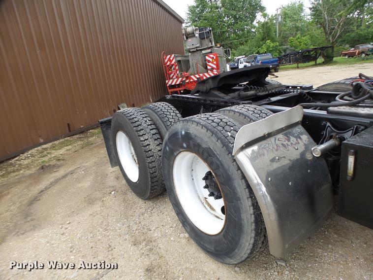 image for item DB1333 1995 International 8200 semi truck